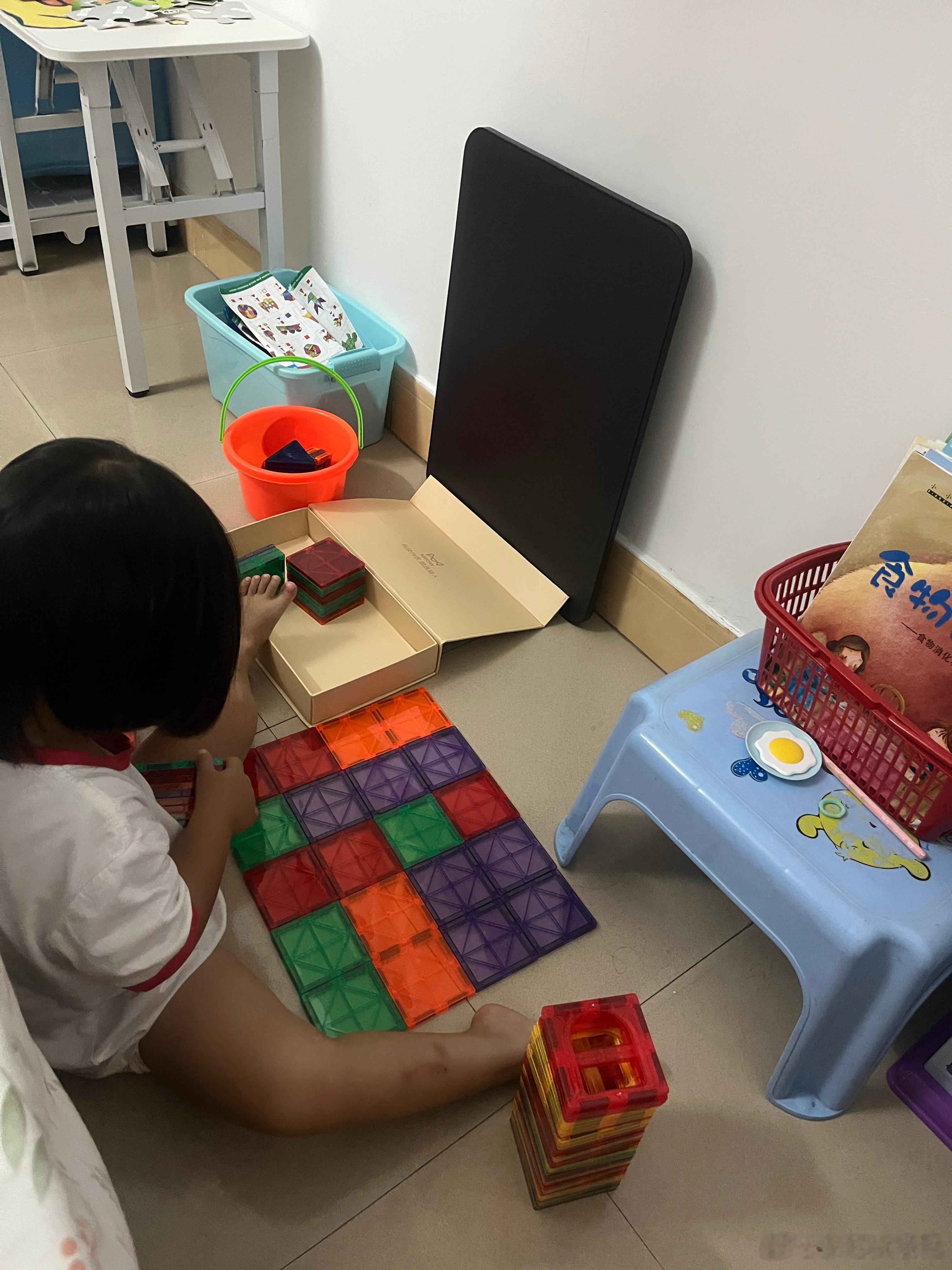 我的乖，还不舍得睡，4点多回来的，不用做饭，中午的没吃完，晚上热来吃。她洗澡才吃
