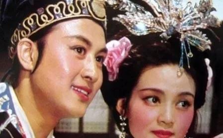 “有鬼，有鬼啊！“新婚之夜，新郎莫稽揭开红盖头后，只见新娘竟和前妻一模一样，顿时