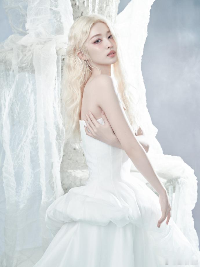 #王楚然在斑驳流萤中寻迹幻梦#王楚然于斑驳流萤间开启幻梦之旅，仿佛自带仙气，令人