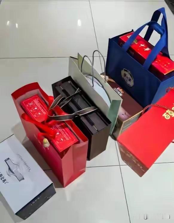 春节已经接近尾声，现在有没有发现，人现在很实在。小辈送礼都给钱，不像往年买一堆东