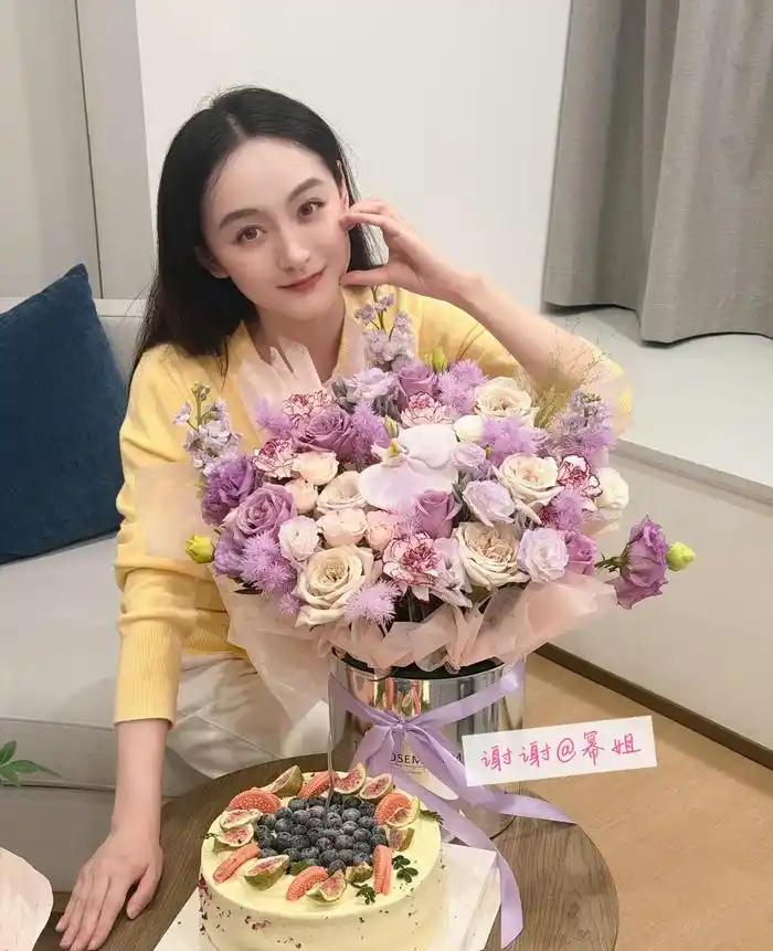 杨幂剧组送蛋糕鲜花为何泓姗庆生，八年友谊暖娱乐圈