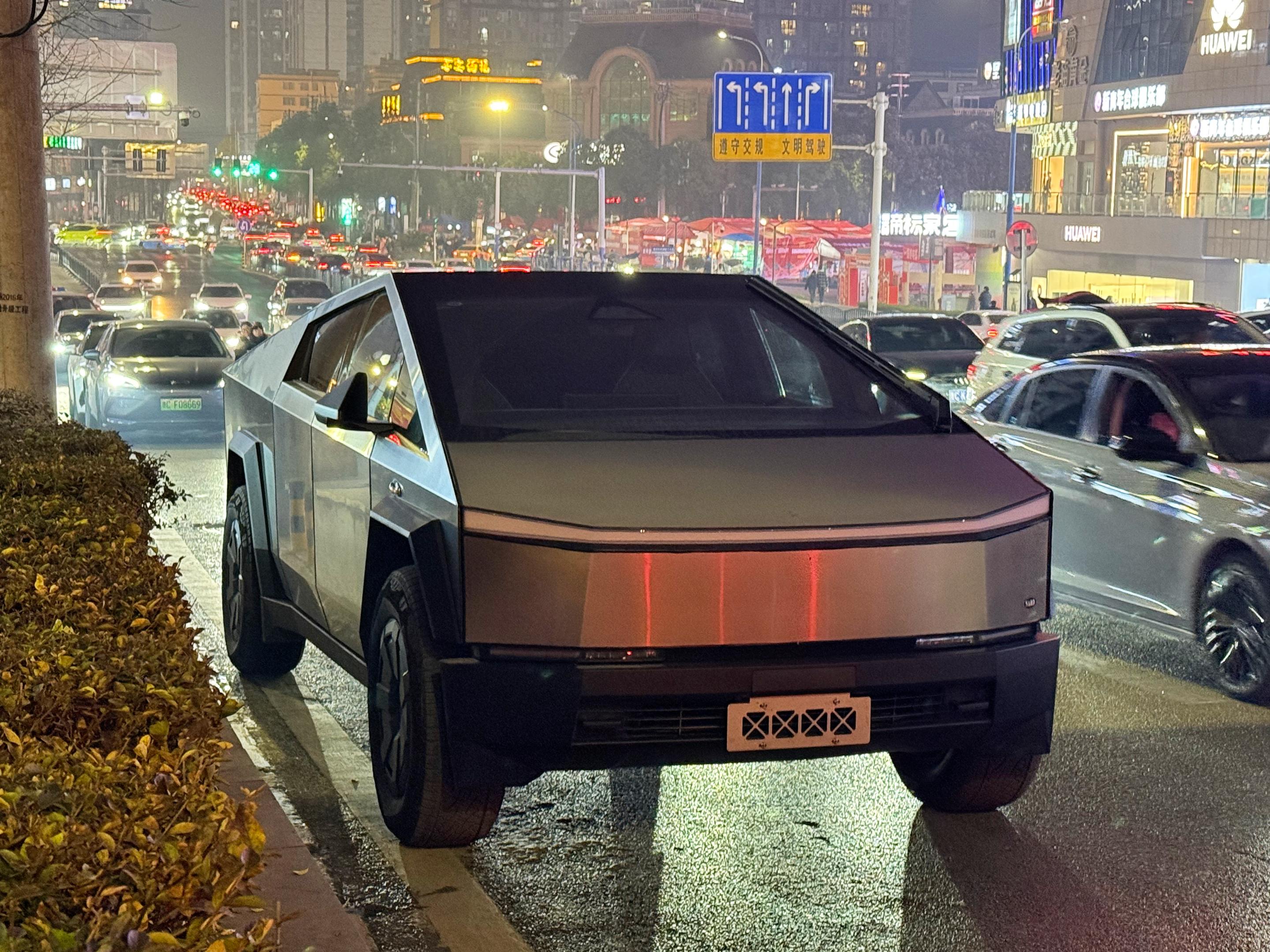 在酒都仁怀偶遇特斯拉赛博皮卡，酒老板买这车给顾客送酒排面直接拉满，仁怀...