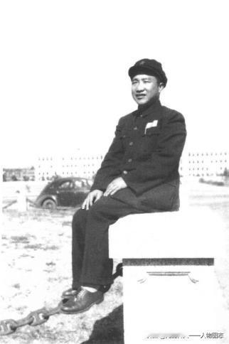 1949年10月14日，段苏权摄于大连斯大林广场旅大行署前。