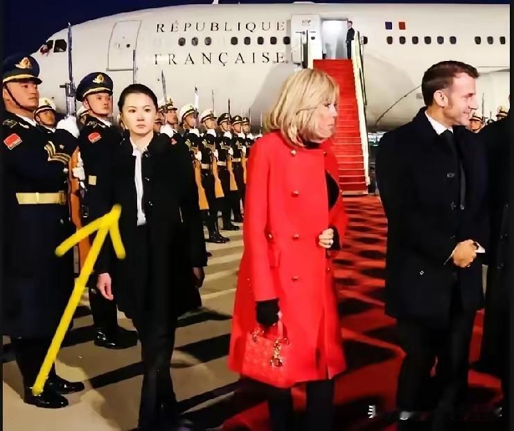 发现没？

严月霞能火，真不只是靠长相。

这个河南姑娘每次出现，眼神都带着警觉