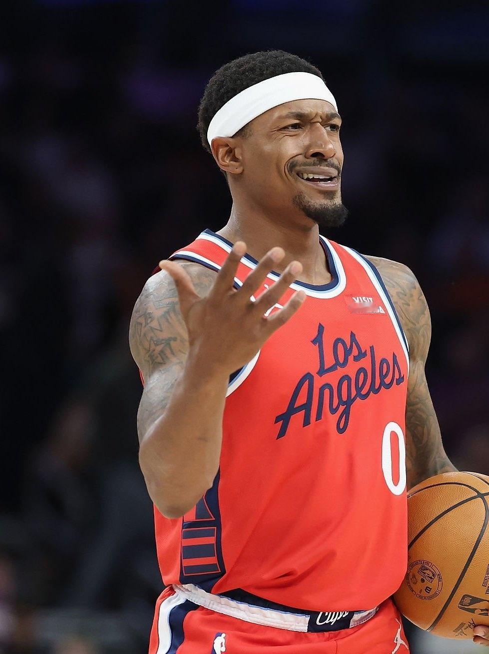 据 ESPN 消息人士透露，洛杉矶快船队后卫布拉德利·比尔髋部骨折，将接受赛季报