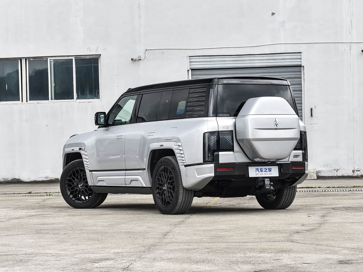 新车 改款仰望U8，外观没啥变化，但是通过配色的调整，把很多难看的装饰给淡化了，