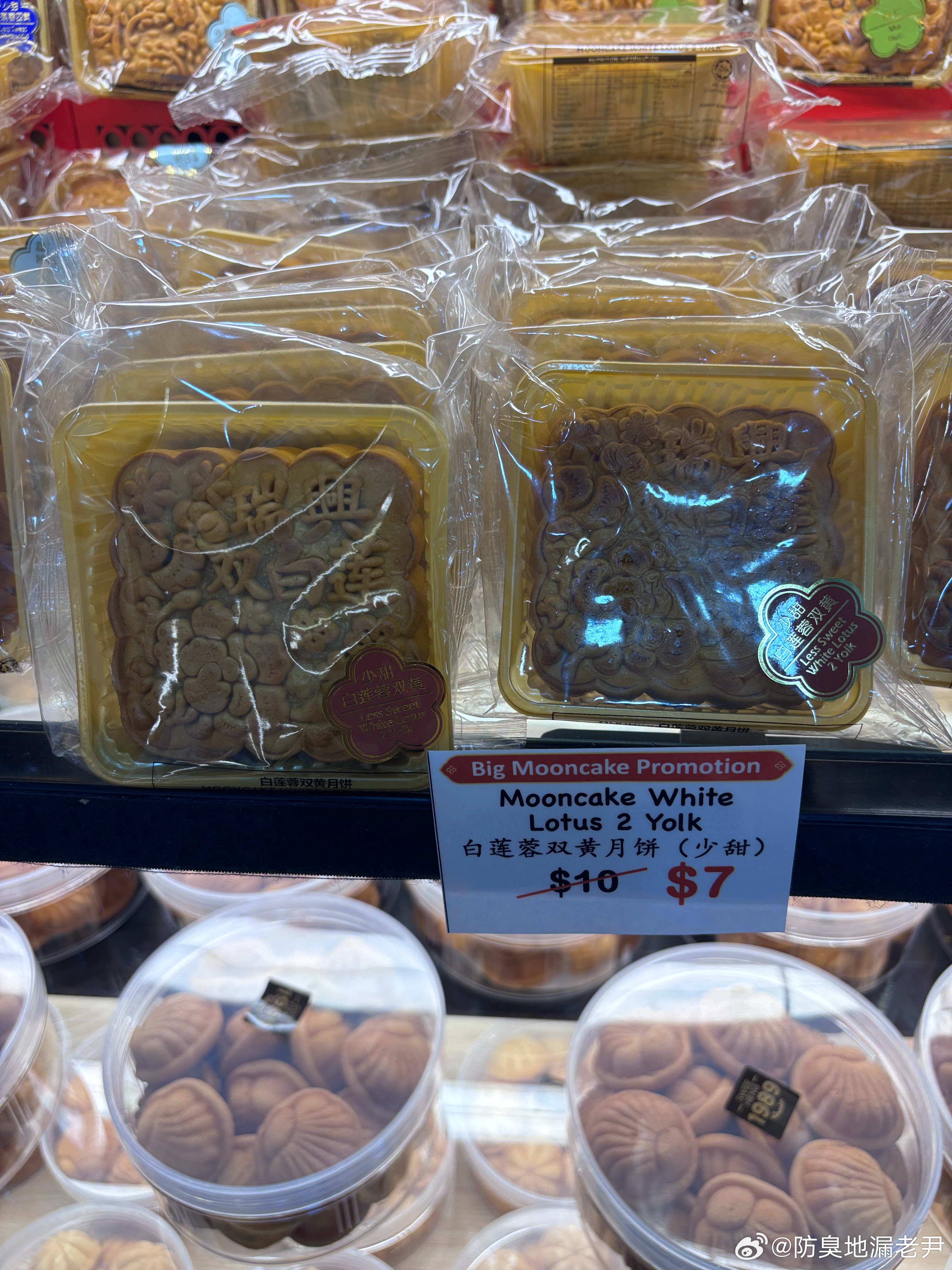 蛋糕店卖的散装月饼，前几天还10新币一个，这两天就低下了高昂的头颅，变成6块7块