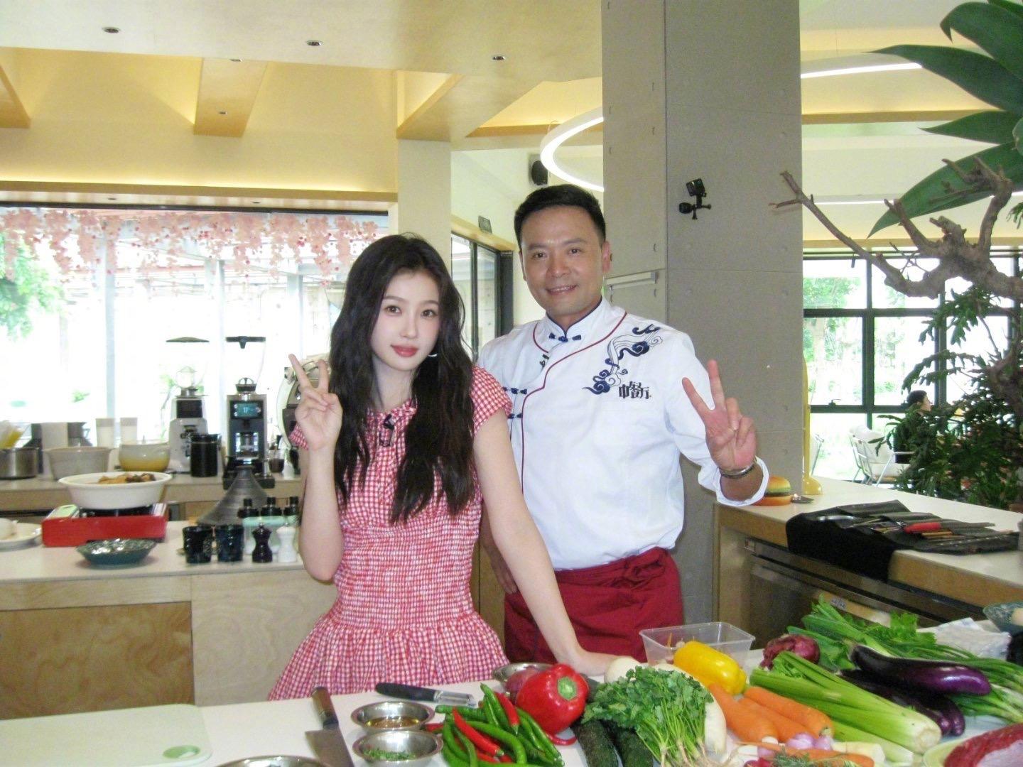 探班的是林晚星，录制中餐厅番外篇的是姜暮。