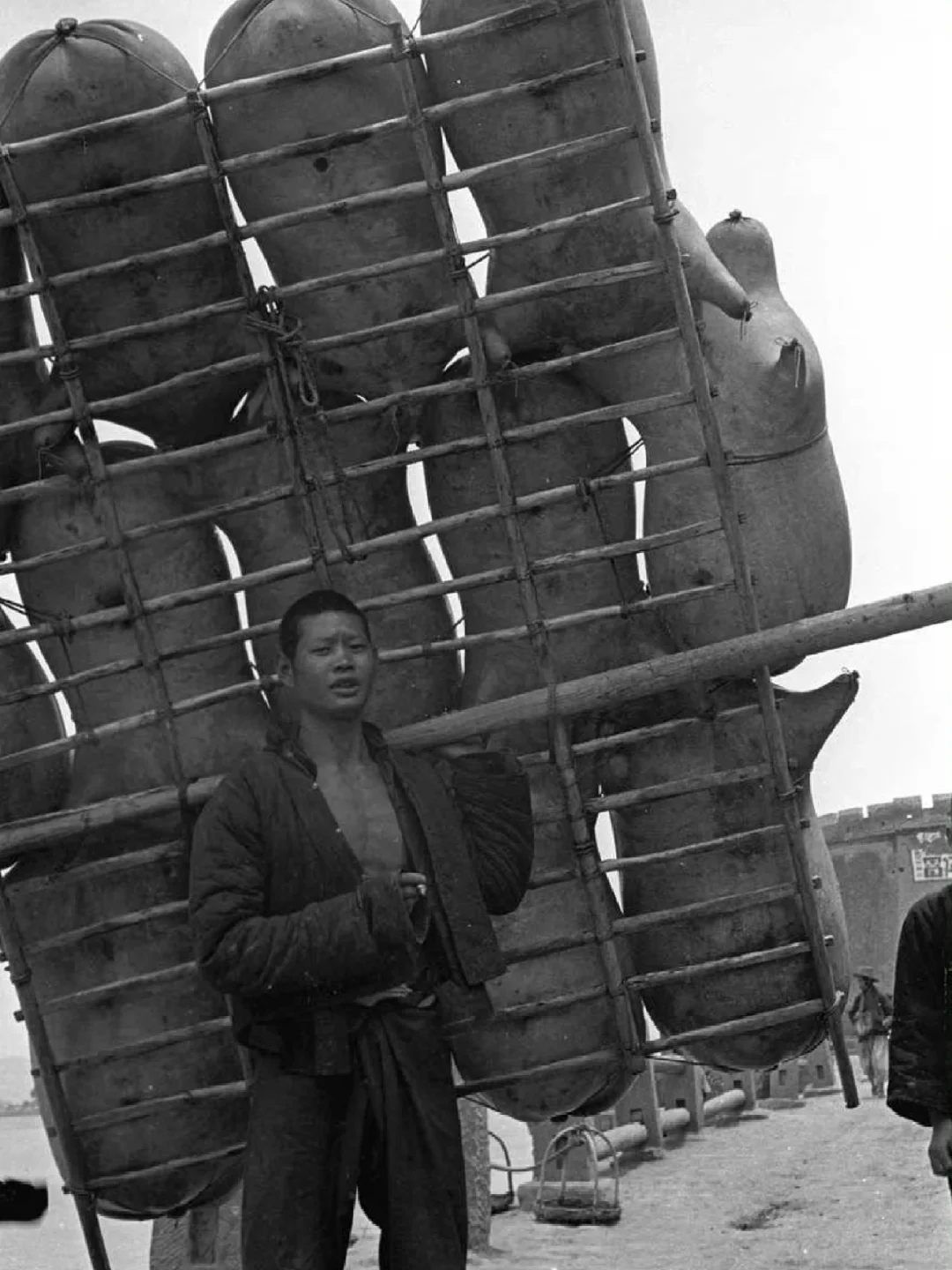 1933或者1934年，甘肃兰州，人们在制作牛皮筏子（或羊皮筏子）。当...