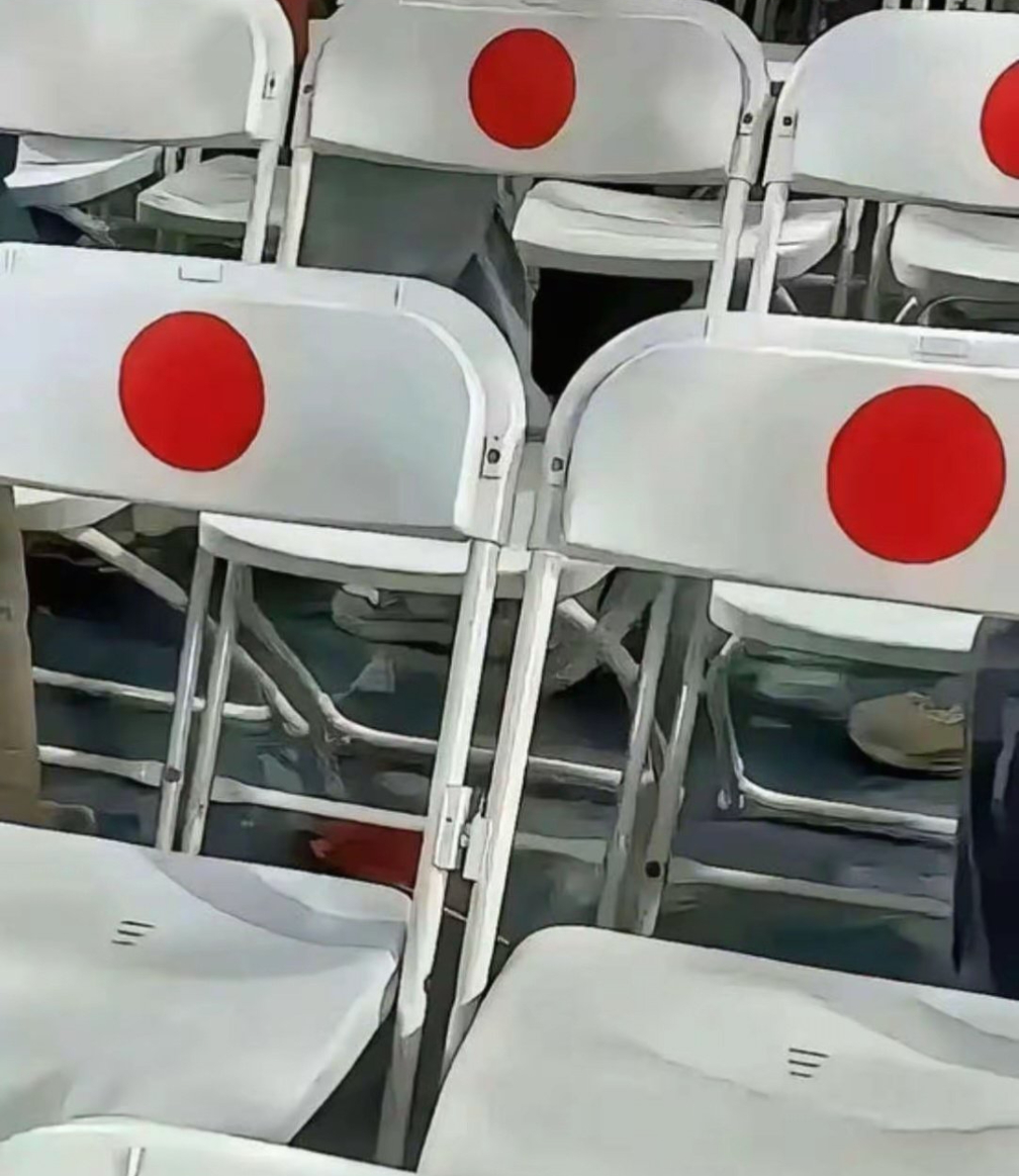 白色座椅贴红色标签引发误读首先，我不认为武大亲日，我也愿意相信，这并非故意！但是