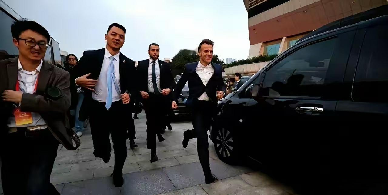 估计这是法国总统马克龙最开心的一次出访了，

在四川大学里面奔跑的视频冲上热搜，
