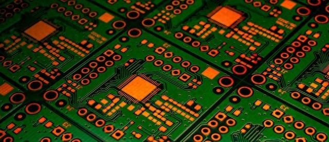 PCB，即印刷电路板。它是电子设备的关键支撑部件，主要功能是为电子元件提供电气连