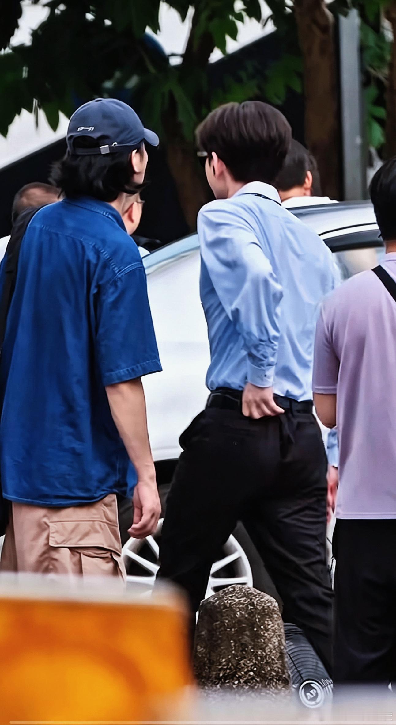 成毅汗湿的衣服，浅蓝色衬衣变成了深蓝色。 ​​​