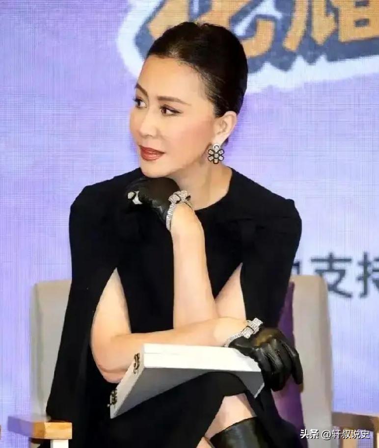 梁朝伟提过，说刘嘉玲的洁癖，已经不是爱干净那么简单。前一秒，她还能笑着跟人握手，