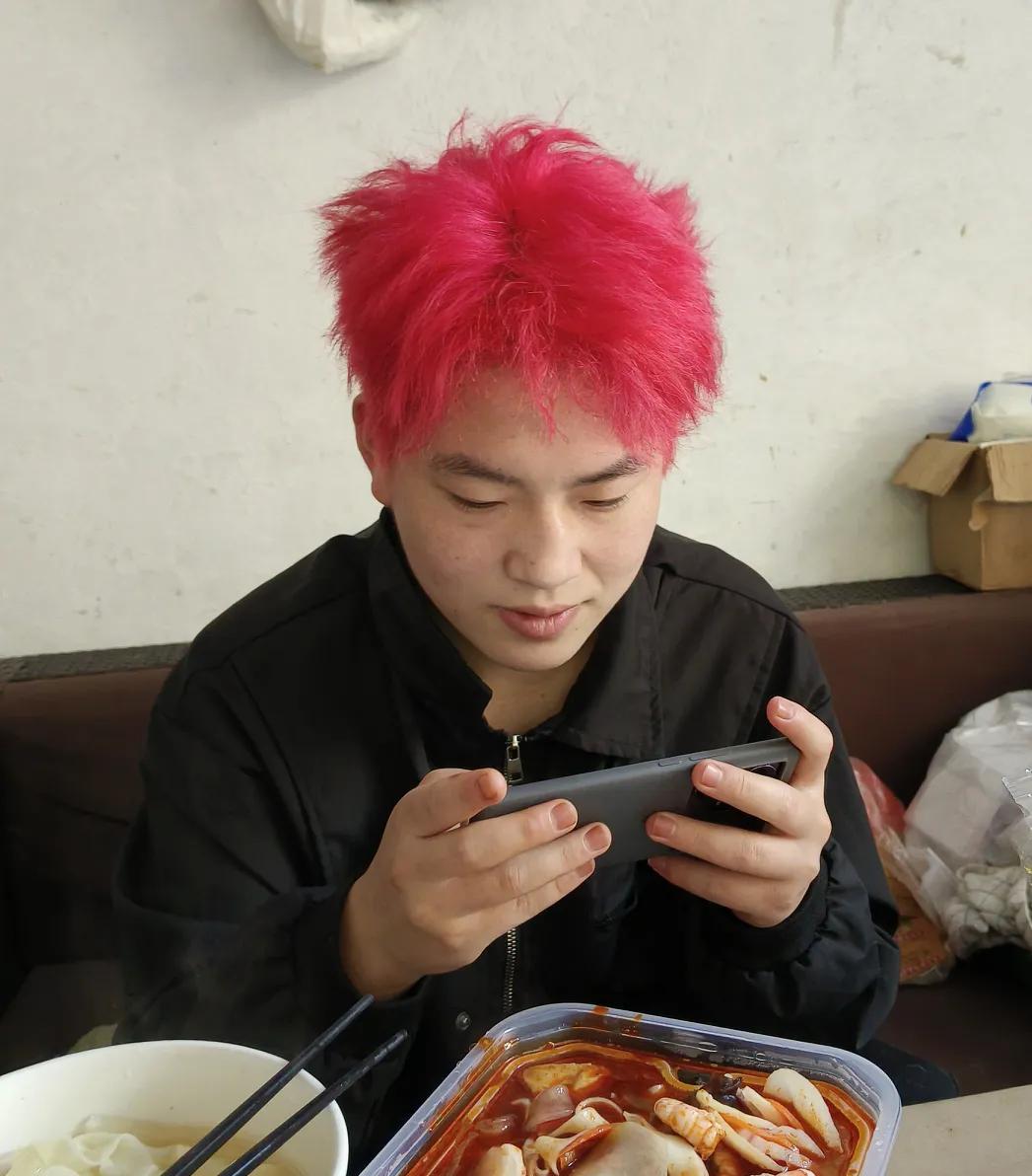 大家看看我儿子的头发染成什么颜色了？
真是气死我了，我说他染这种颜色都是些流里流