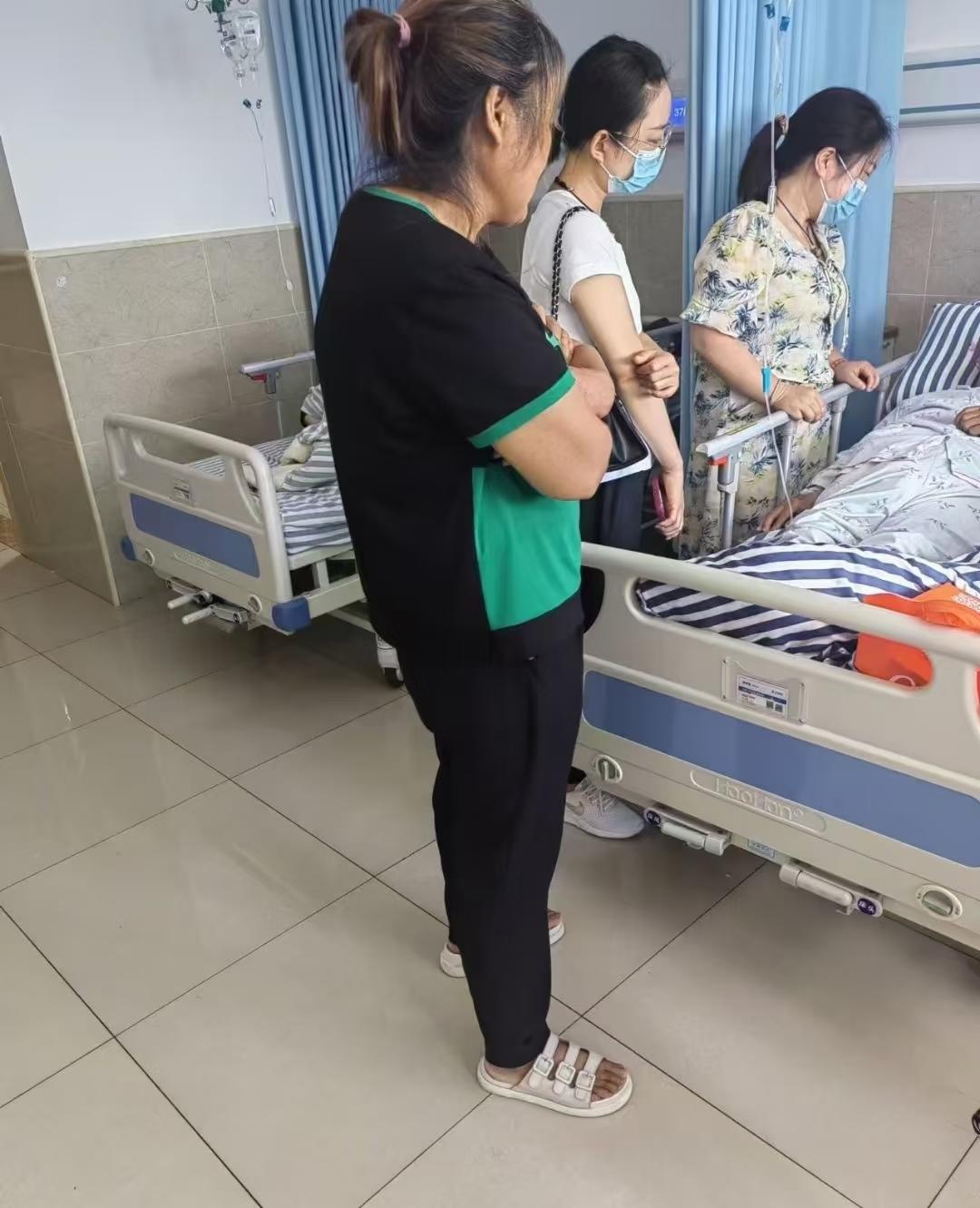 姑妈住院了！花了大概16万多块钱，她有三个姑娘两个儿子，住院期间三个姑娘跑前跑后