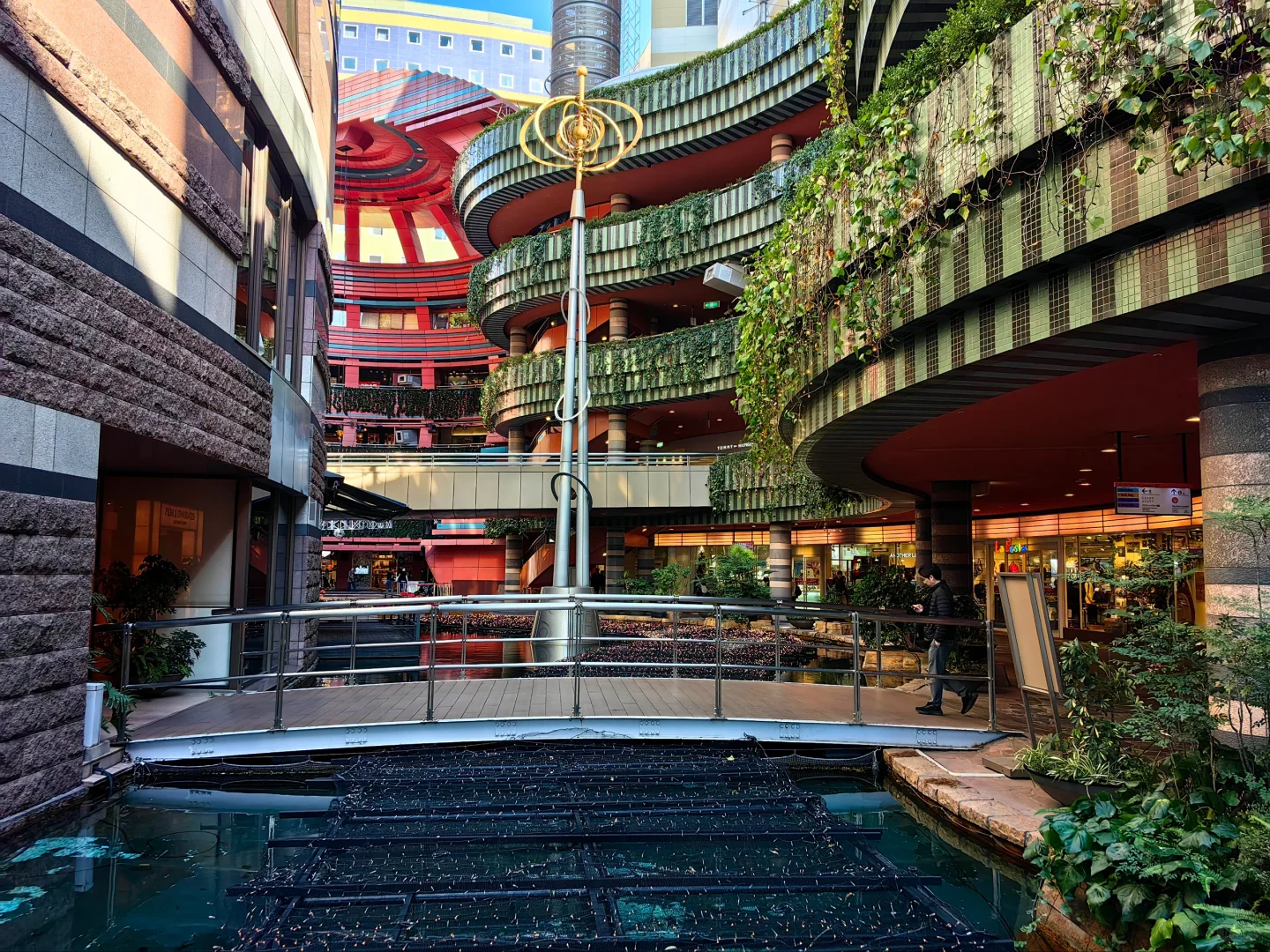 北京朝阳区的万科蓝山，240平米二手房，从两年前的2430万跌到最新的2020万...