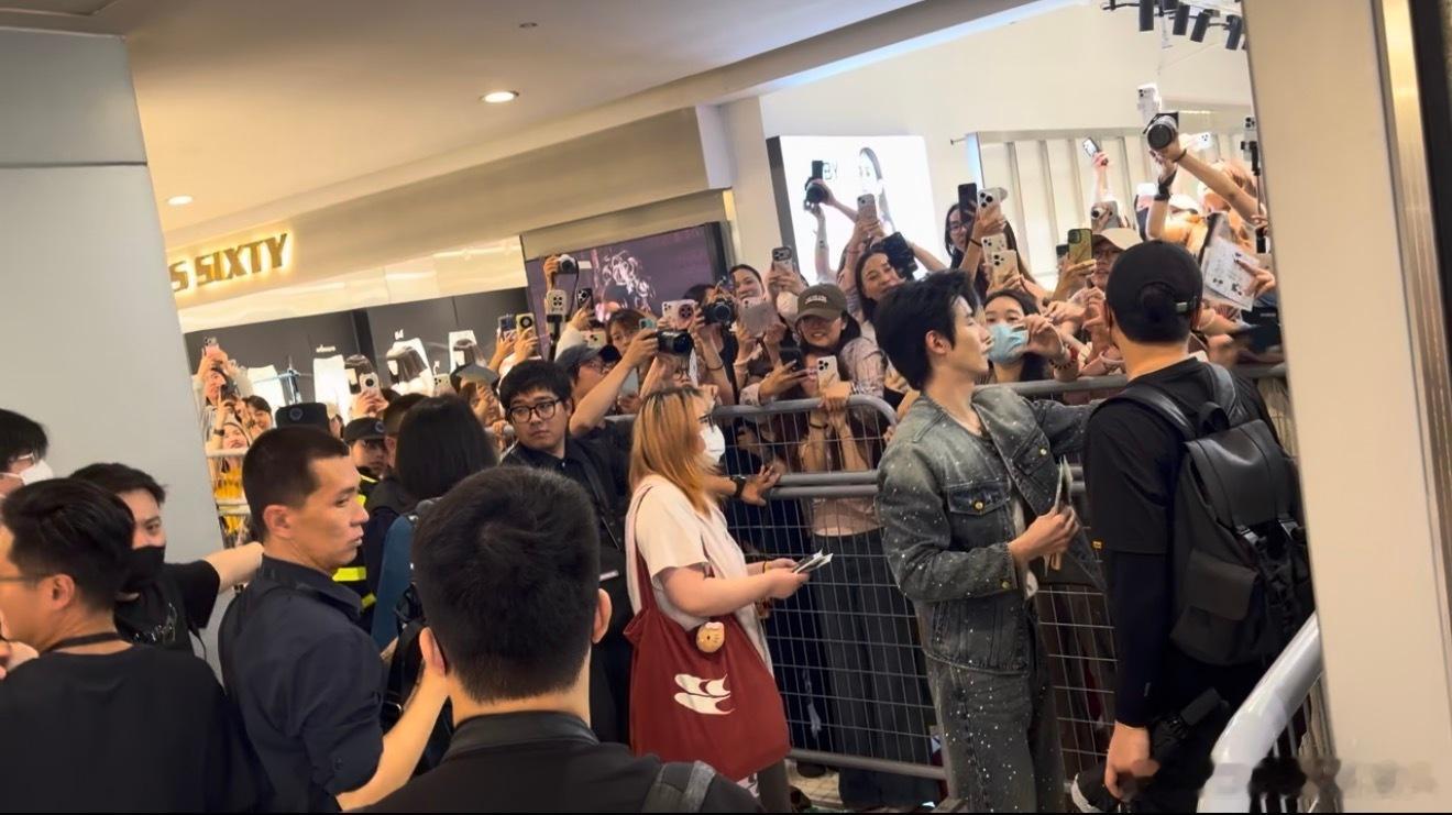 任豪现身杭州大厦被围观任豪一身黑金潮装亮相杭州大厦品牌活动，利落黑穿搭气场拉满！