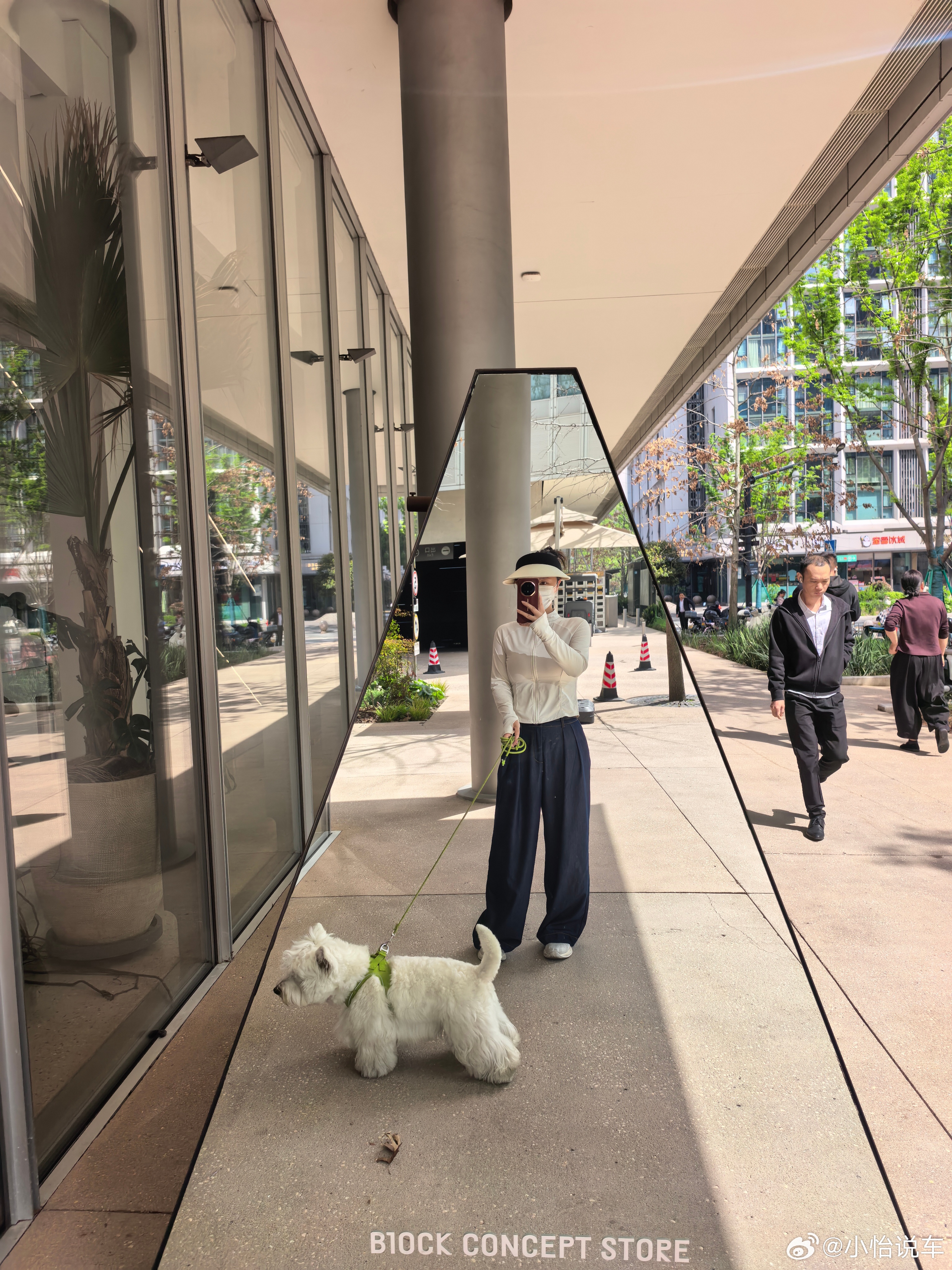 携有财给大家送来今天的早安出门遛狗全副武装的小怡你还能认出我吗？ 杭州·天目里