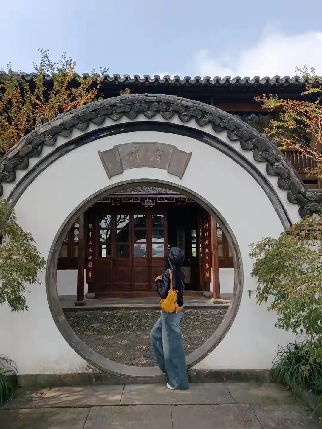 婚外情我认为没有真爱，只是在枯燥乏味的婚姻生活中寻找一点乐子而已，充其量就是吃烦