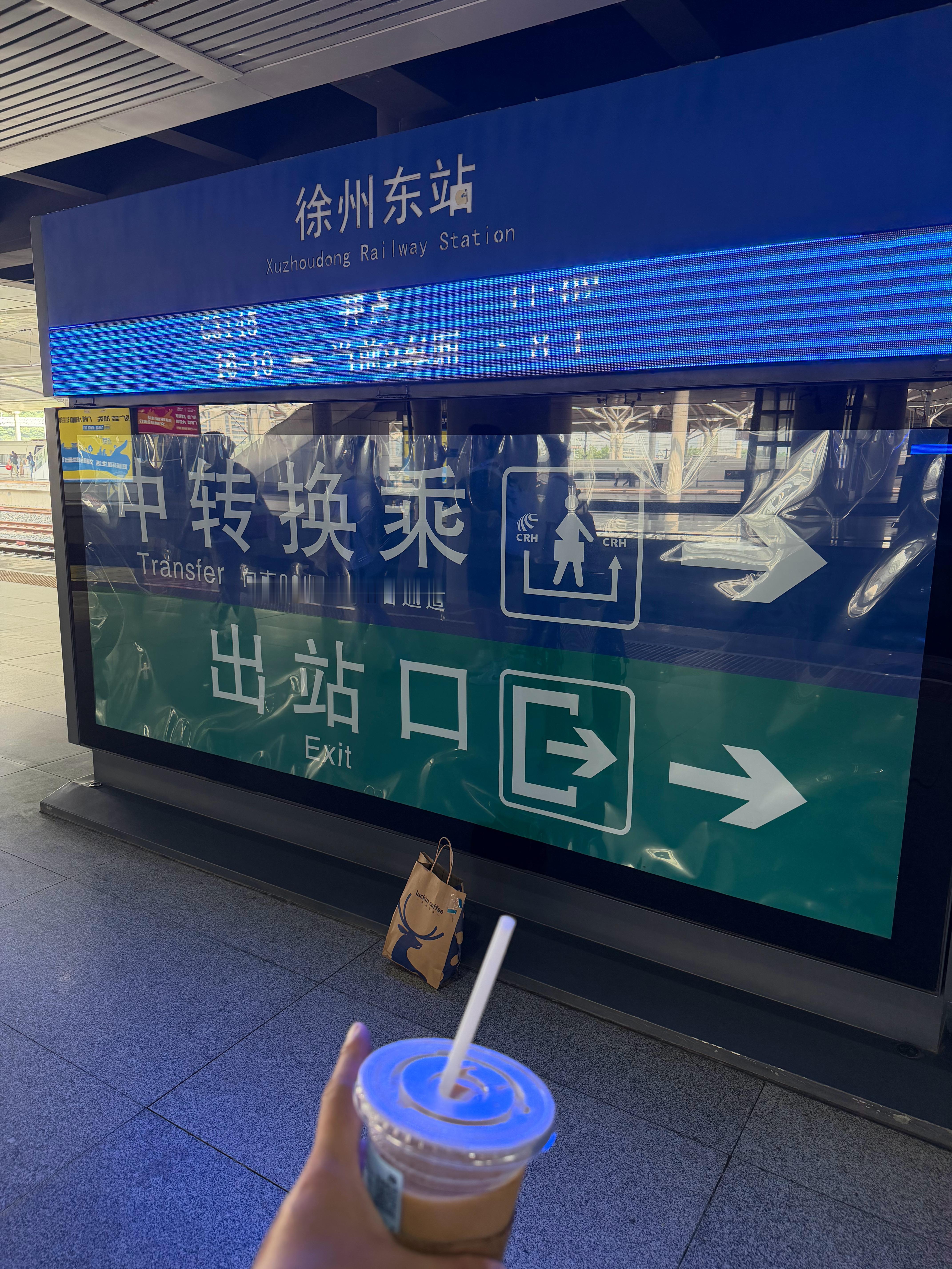 给你带着咖啡放这儿了，待会车停了过来拿