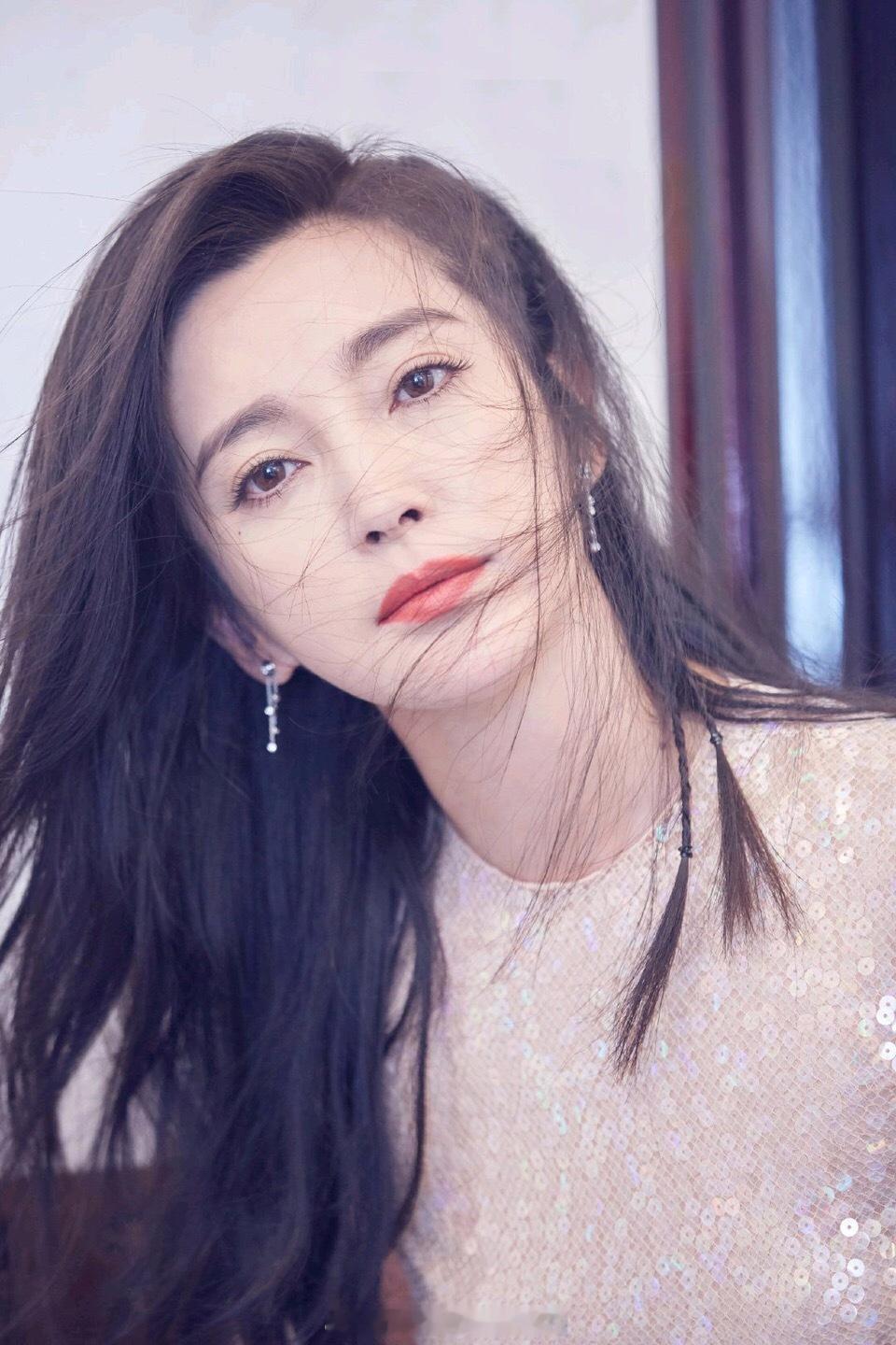 祝李冰冰女士生快🎂 也希望她还记得自己是个电影演员，赶紧拍戏！提示，距离最近一