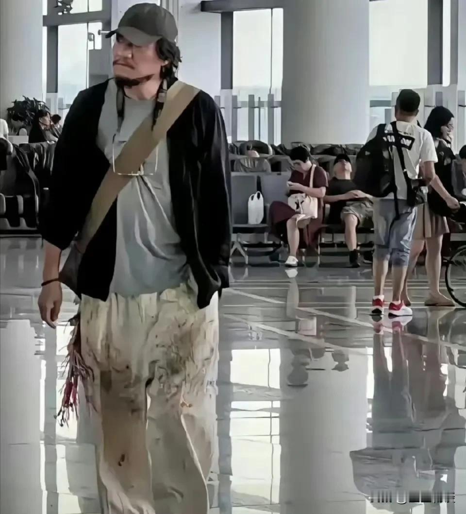 巴黎世家似乎总是偏爱那些令人费解的设计，尤其是那所谓的“喷射裤”，其设计之奇特，