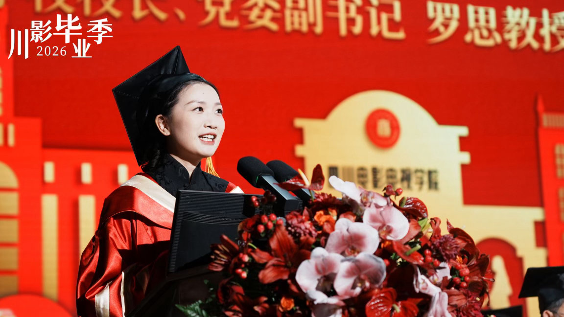 川影毕业生合唱送你一朵小红花川影毕业合唱小红花太催泪 少年并肩歌唱，是川影的毕业