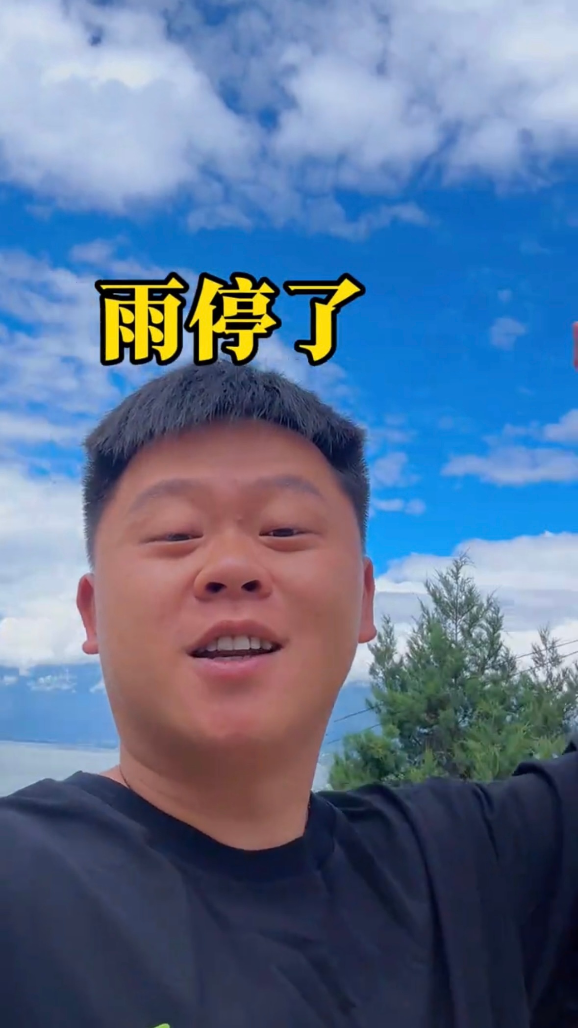 七月洱海的风，卷走雨季潮气。苍山云影坠入窗棂时，我在海景客栈的藤椅上静坐。白瓷浴