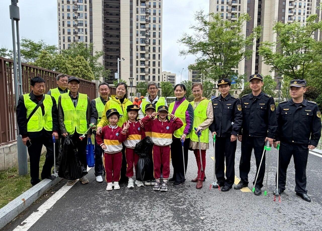 【戴城管执勤帽当一日市容管家】
4月22日第57个世界地球日，智仁幼儿园的孩子们