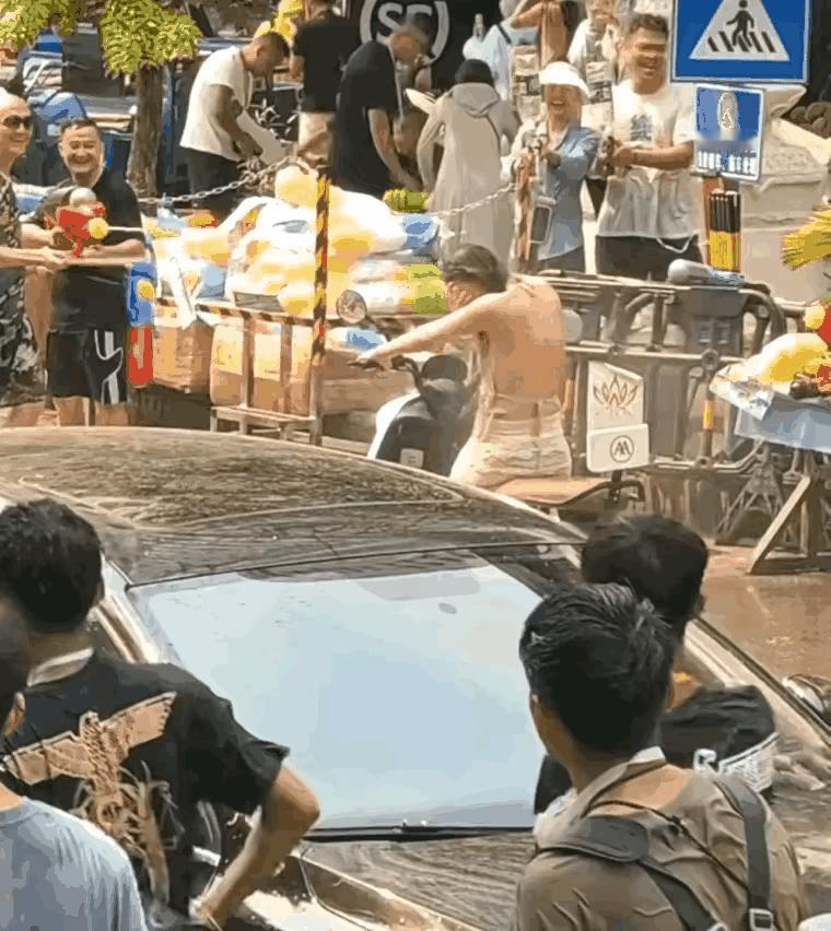 泼水节也应该有个度吧，有些行为有关部门是否应该节制一下？[what]