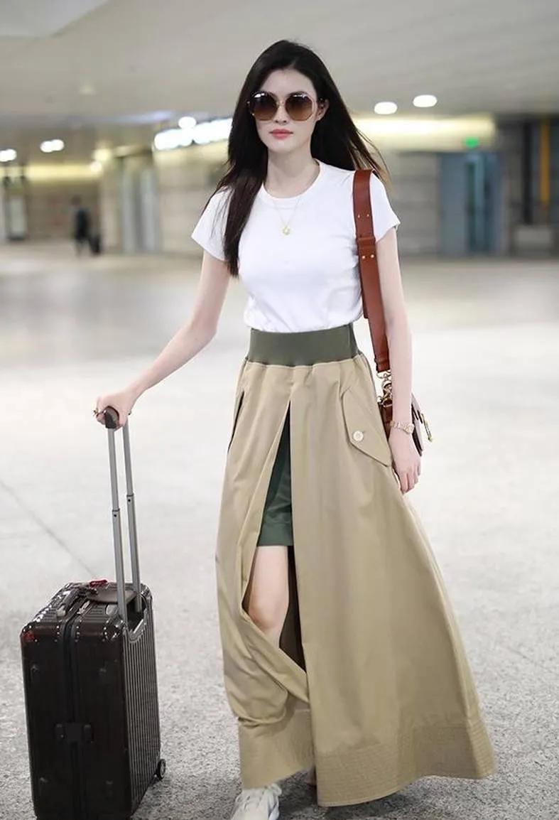 何穗的超模气场真的杀疯了！
白T+开叉长裙，简约高级，走路都自带气场！
何穗