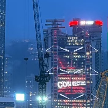 当落日彻底隐入海平线，天空晕染成一片均匀深邃的雾蓝，属于港岛的蓝调时刻悄然降临。