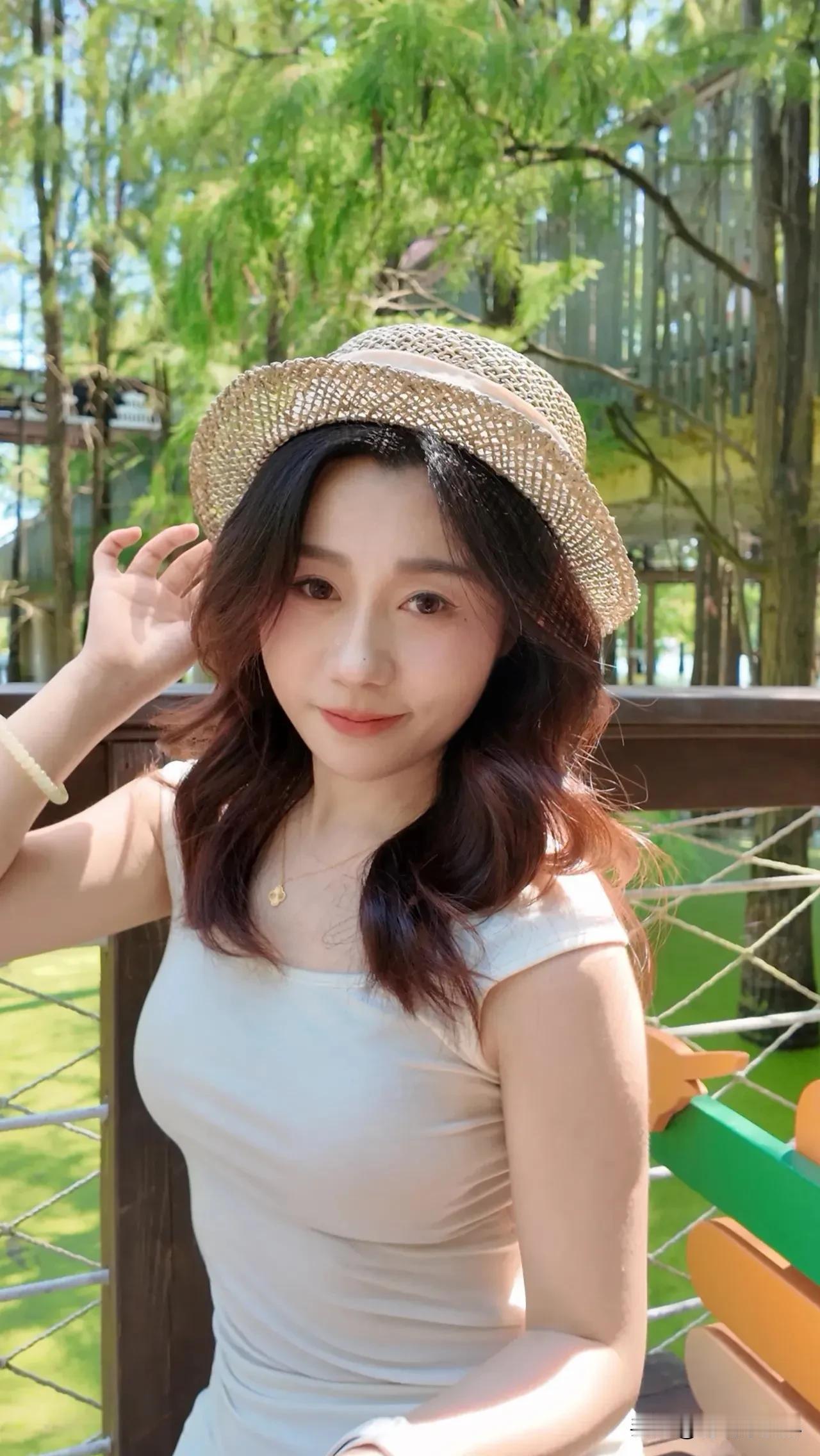 阳光洒肩头，活力四溢的早晨  
在公园长椅上，看树叶随风轻晃。  
女孩的笑声，