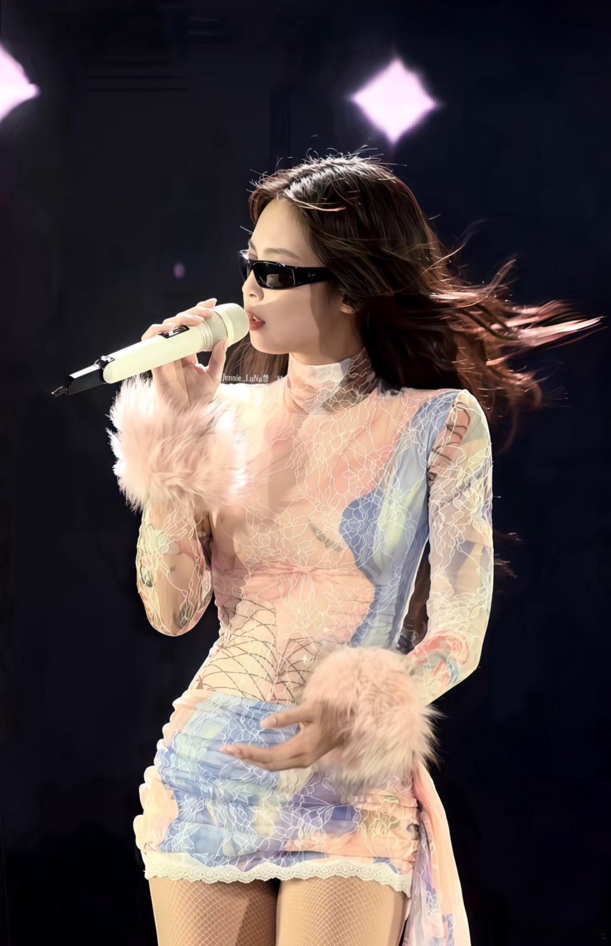 Jennie也害怕30岁的到来她的状态真的很好！但她也还是一个小女孩，和我们普通