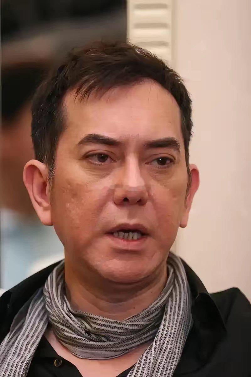 4月27日，黄秋生出席某活动时被记者提问关于张敬轩道歉付出一事如何看，他仅以：“