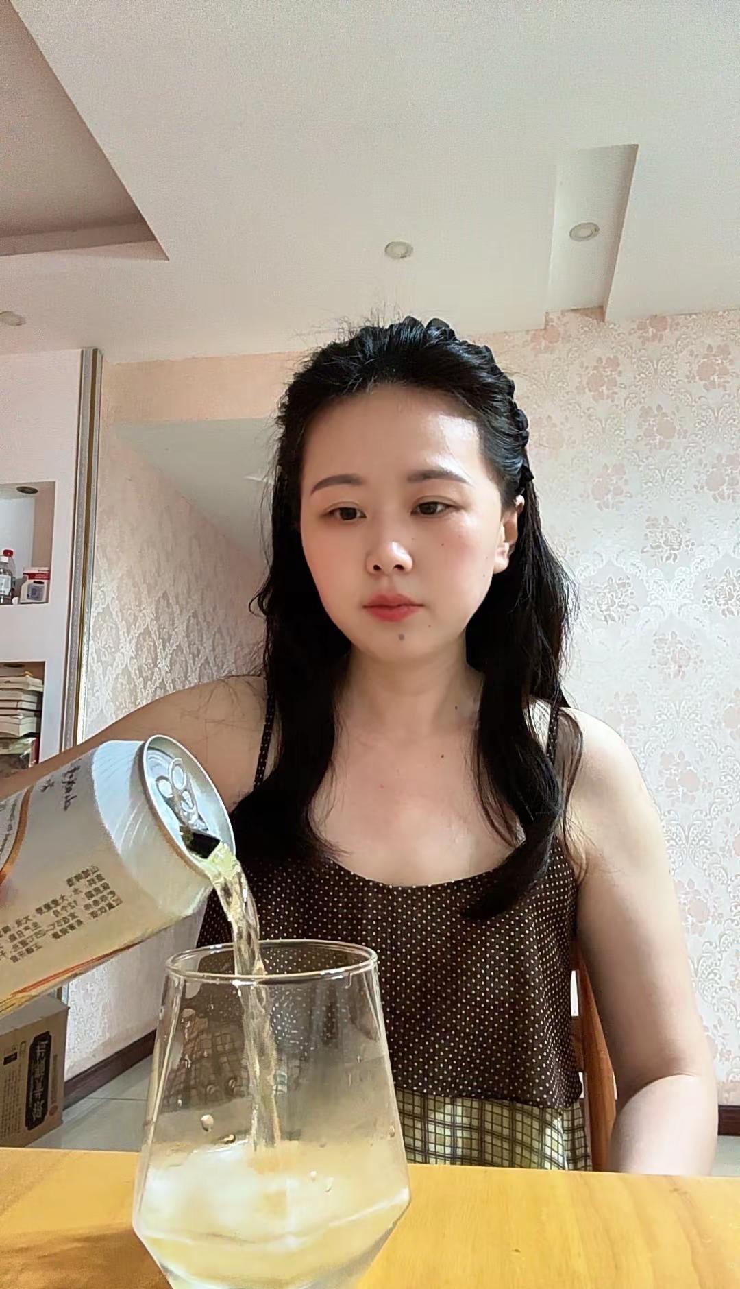 到满这杯 和今天的疲惫说再见微醺是成年人的解药 小酌是生活的糖隔屏喝一杯 微醺才