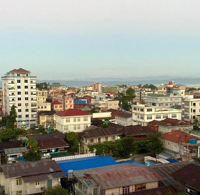缅媒报道，因国管委主席敏昂莱大将抵达掸邦南部东枝市，因此东枝市内东环城路和将军路