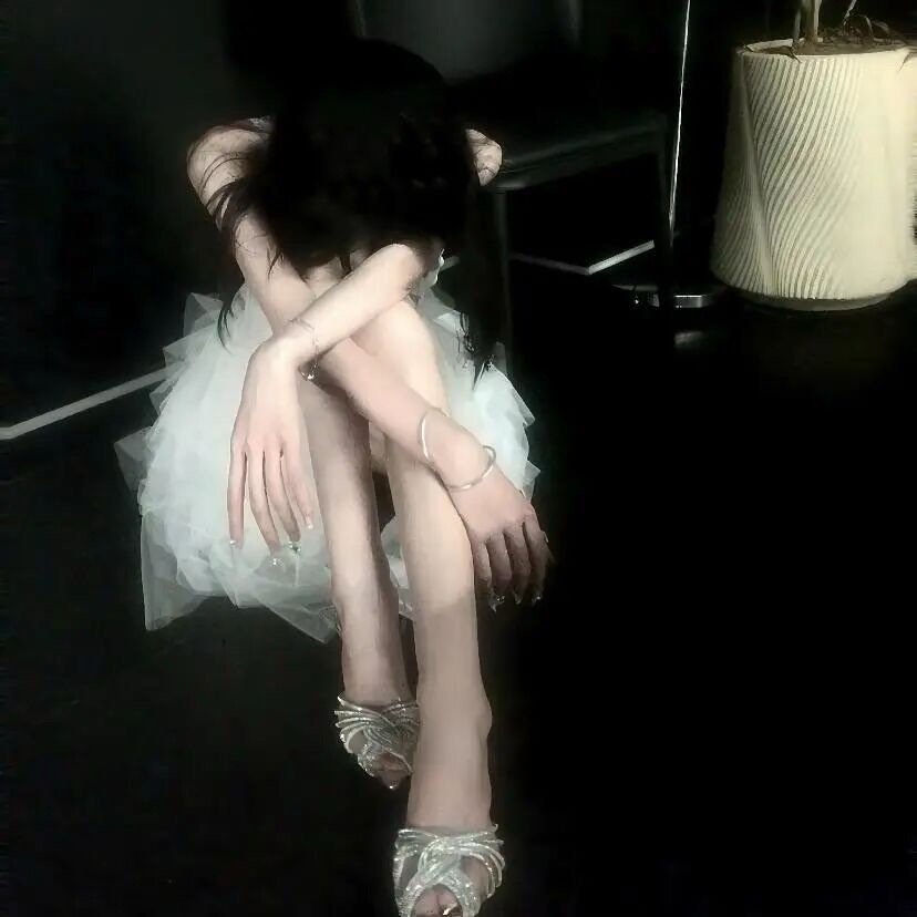 你知道我的性格 只要你开口 我们就能回到以前 可你什么都不说 