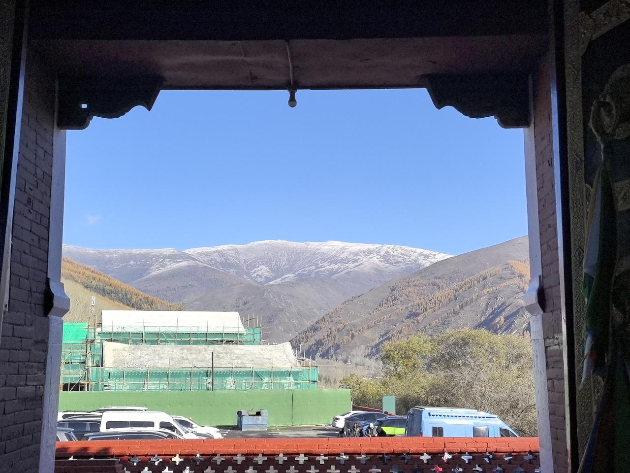 穆杰塔巴连他爹的葬礼都不能参加，你说这是何等的屈辱和悲哀？现在穆杰塔巴名义上还是
