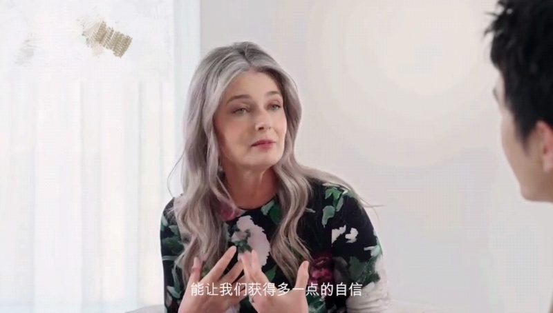 李佳琦美的状态是活在当下李佳琦视角下的美李佳琦真的太会挖深度话题了这场跨越国界与