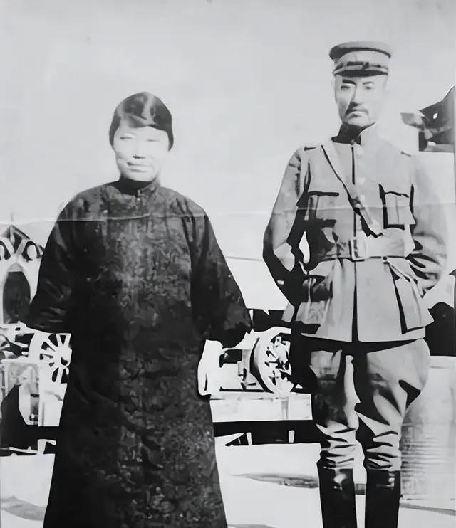 1925年12月25日，张作霖的卫队长高金山将郭松龄夫妇押到辽河边，郭松龄拍着胸