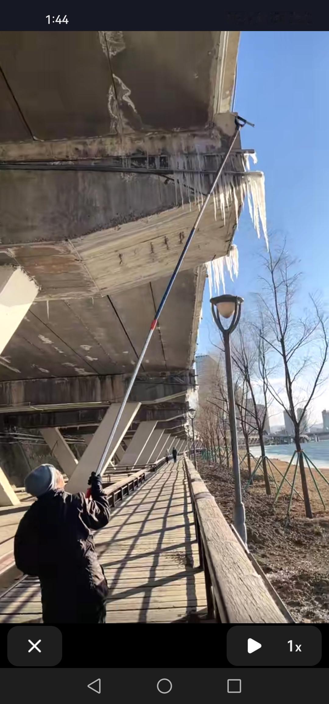 不得不说，吉林市好人真不少。松江路高架桥上，有位师傅义务消除冰患。

今天路过松