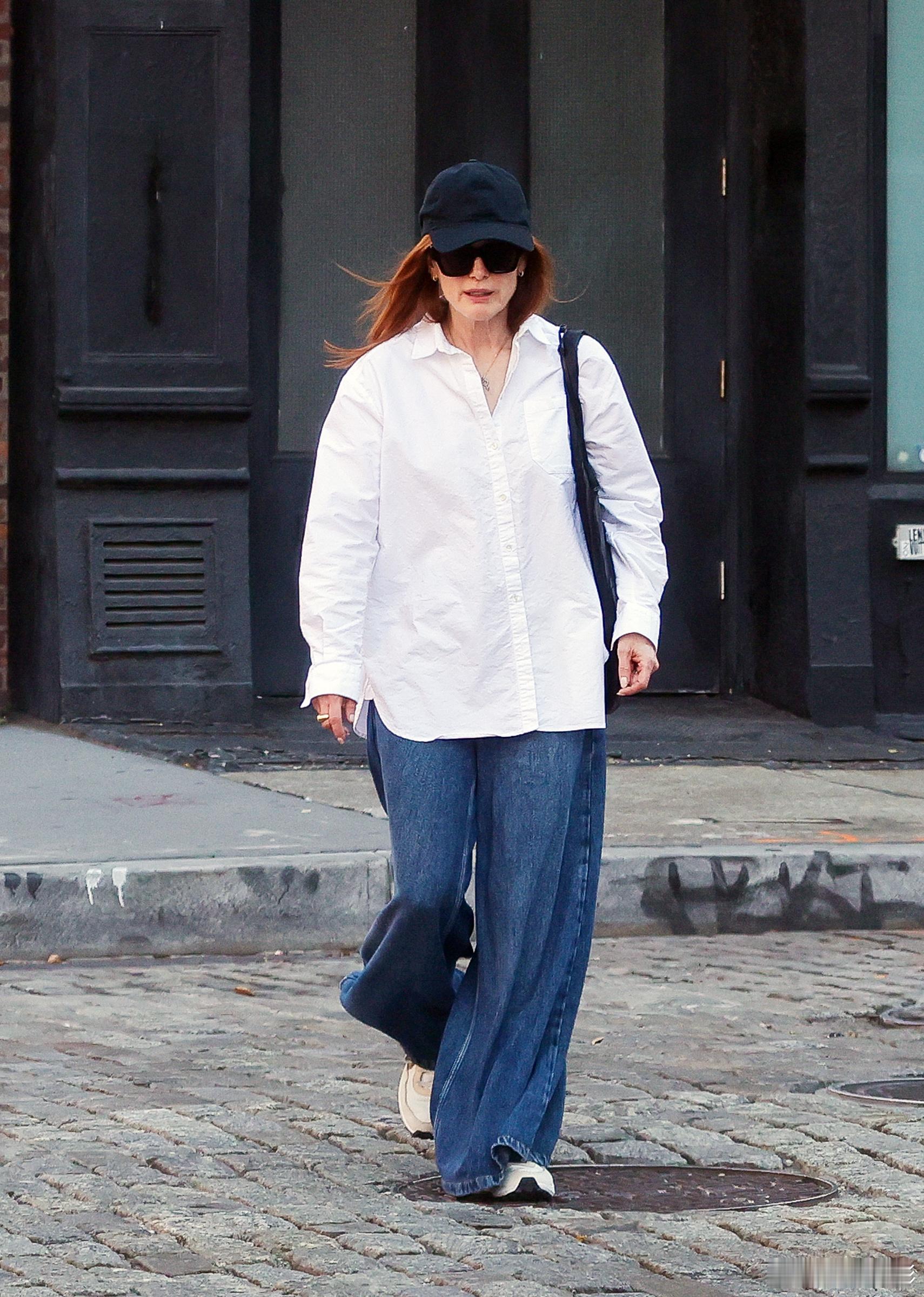 【高清】朱利安·摩尔10月31日纽约街拍。#Julianne Moore# is