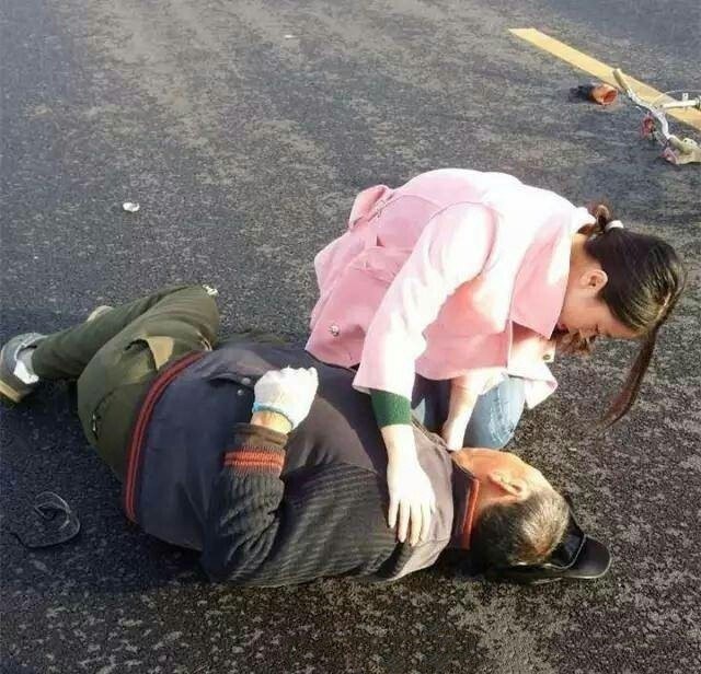【暖心！女护士寒风中脱下外套为车祸老人取暖】当时，一骑自行车老汉被车撞倒。一位路