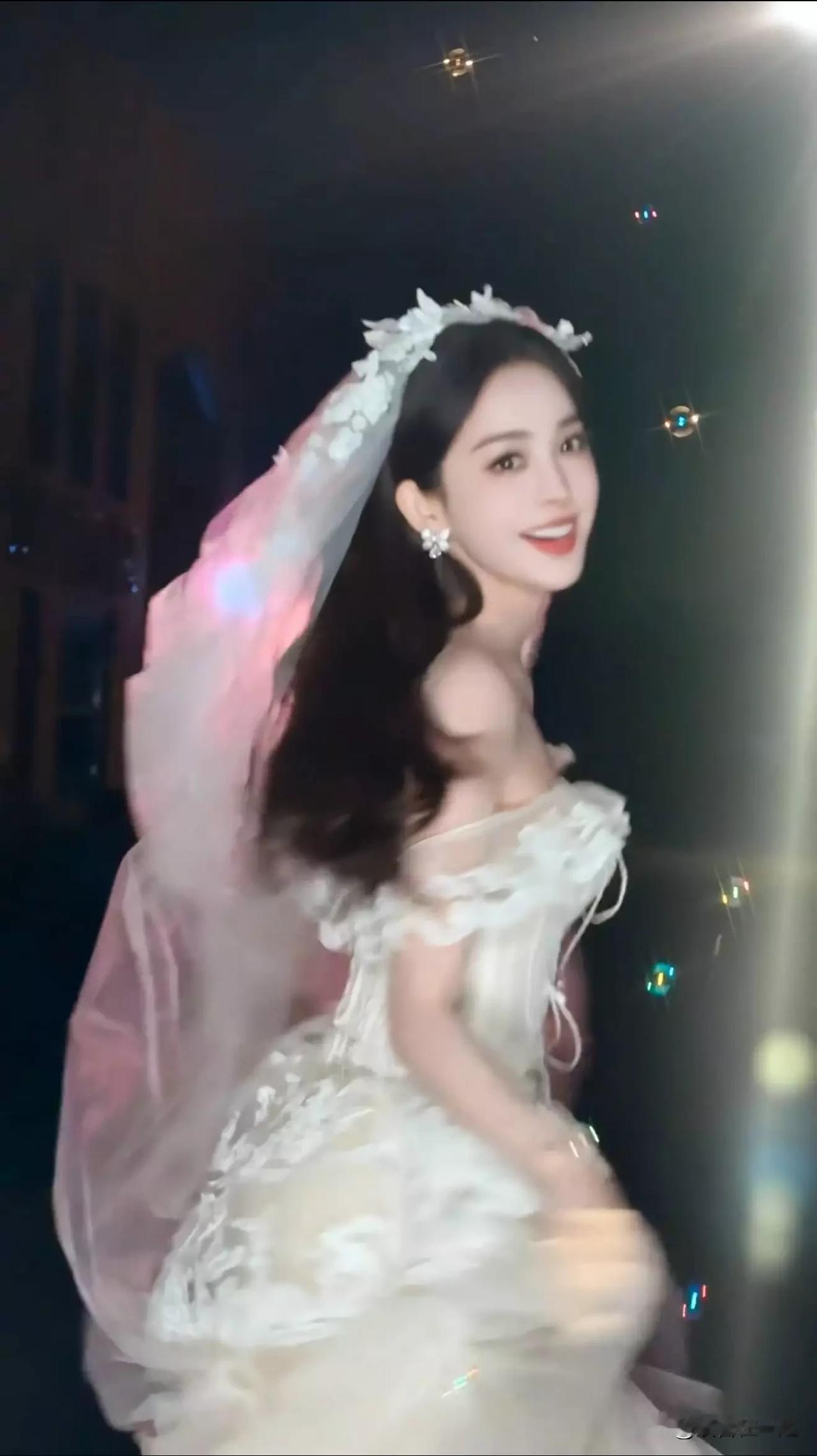 娜扎穿华丽婚纱造型真的美绝了！近日娜扎工作室发布了婚纱造型视频，一大块镂空，亮片