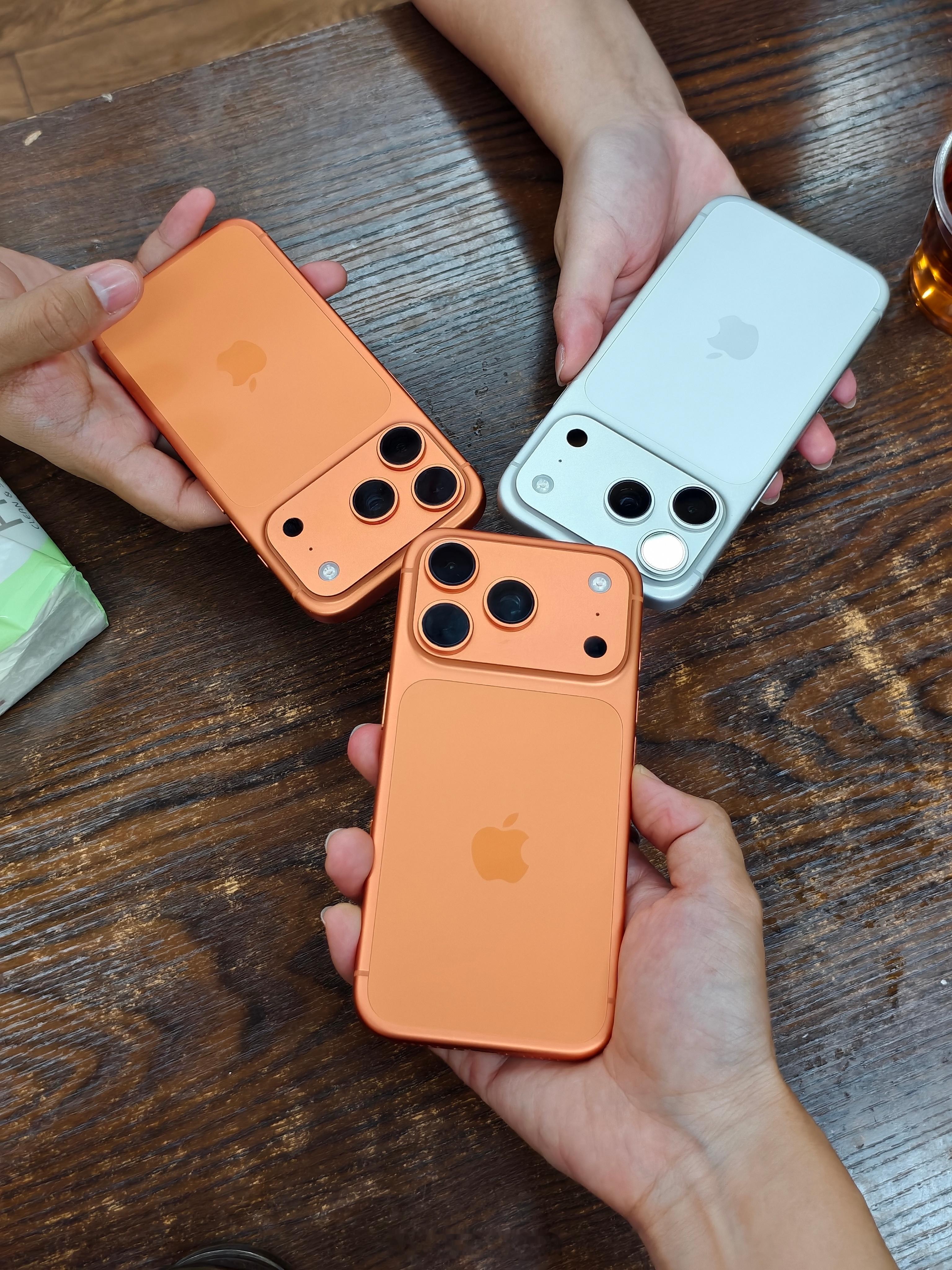 3个数码博主集齐三部iPhone17Pro2个爱马仕橙1个银色0个深蓝色[笑cr