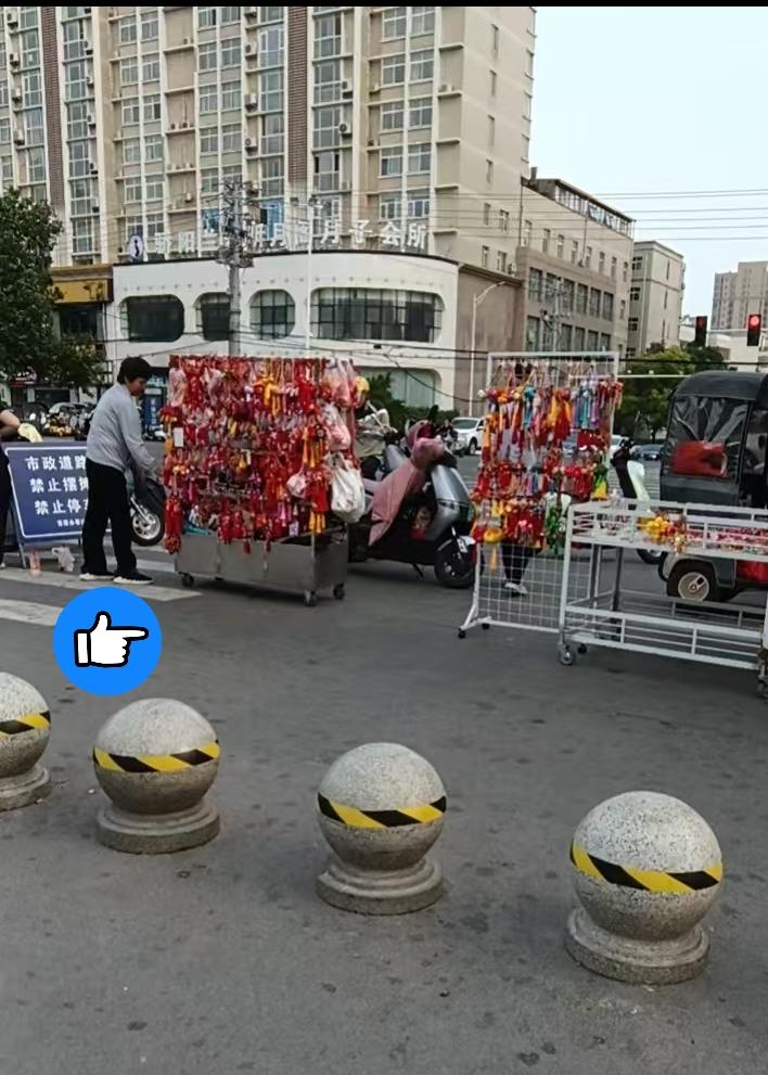 新密光年这路口？

石墩子一排，再加上路边挂满红绳的祈福小摊，直接把路挤得只剩窄