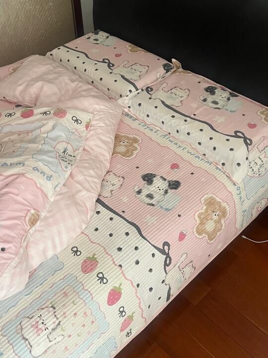 我的床太可爱了，我根本离不开它😭😭😭