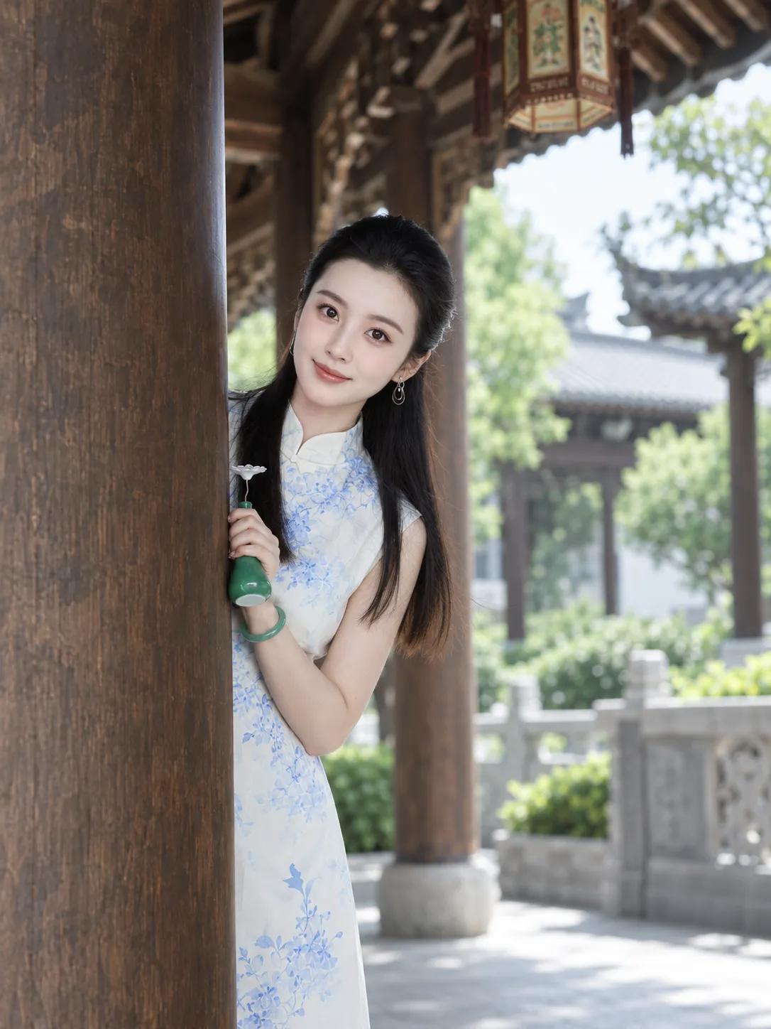 喜欢走走停停去旅行，看尽人间的美丽景色，阅尽人间的酸甜苦辣，每到一个地方就多一份